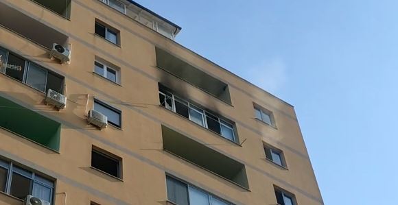 Zjarr në një apartament në Lezhë, lëndohet  një grua