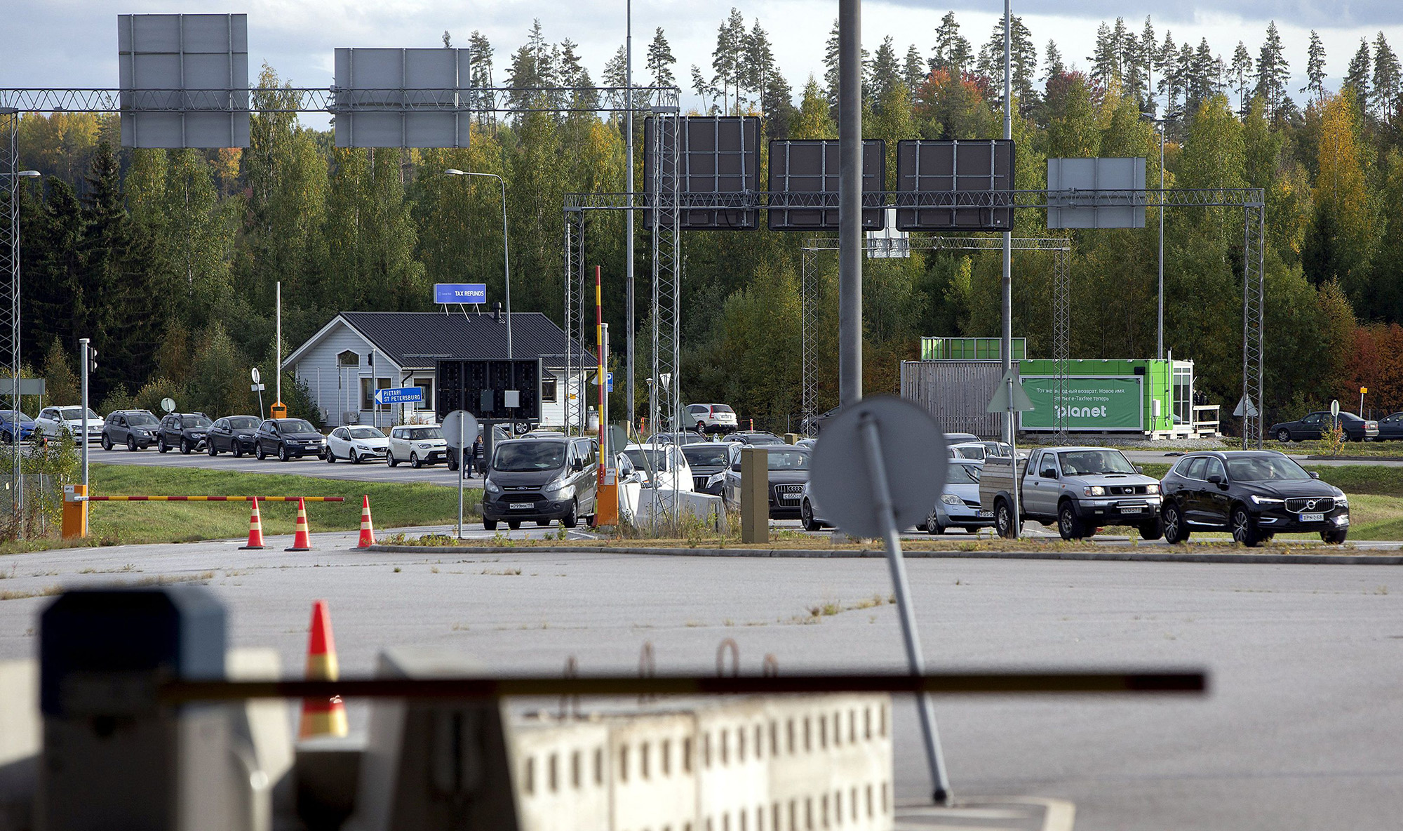 Radhë të gjata kilometrike në kufirin Finlandë-Rusi, mijëra janë larguar gjatë fundjavës