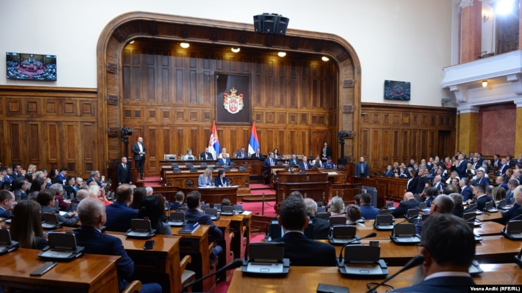 Kuvendi i Serbisë miraton raportin për dialogun me Kosovën, çfarë do të thotë kjo?