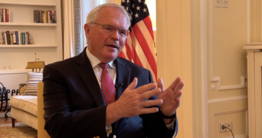 “Po tregoheni të butë me Vuçiçin”, Hill: Këto janë perceptime, ka që thonë se jemi të butë ndaj Kurtit