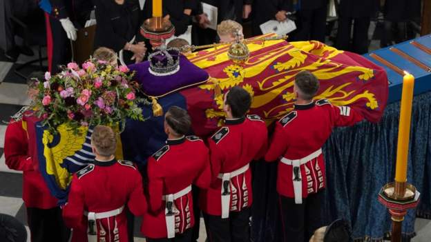 Mbyllet një mbretërim 70-vjeçar, arkivoli i Mbretëreshës largohet nga Abbey