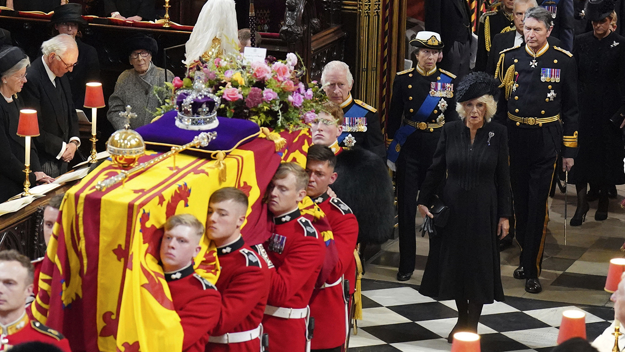 Të pranishëm vetëm anëtarët e ngushtë të familjes, çfarë ndodhi në funeralin privat e Mbretëreshës Elizabeth