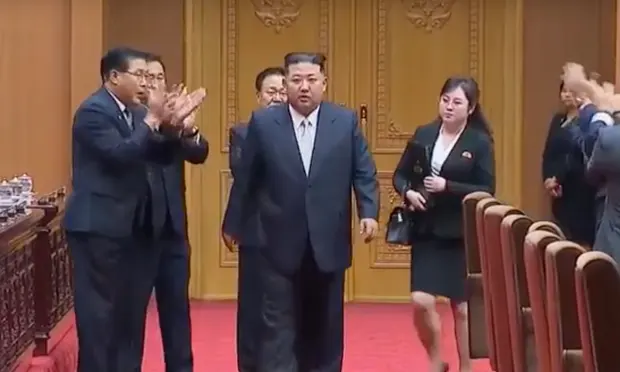 Mban një çantë të zezë, misteri pas gruas që shoqëron gjithmonë Kim Jong Un