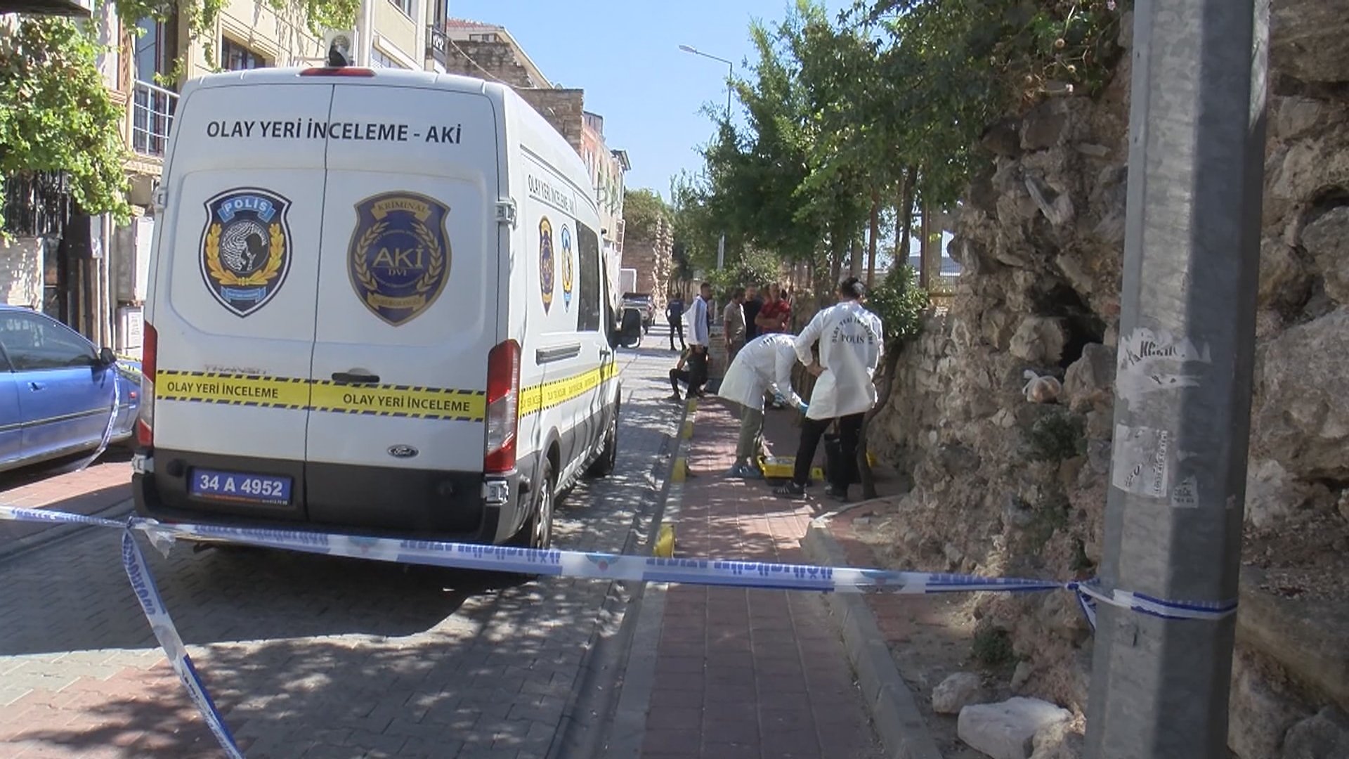 Momente paniku në Stamboll, burri i armatosur plagos dy policë e më pas arratiset