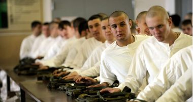 Si po i shmangen qindra mijëra rusë mobilizimit ushtarak që shpalli Putin