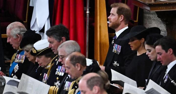 Pse Princi Harry dhe Meghan Markle u ulën në rreshtin e dytë në funeralin e Mbretëreshës?