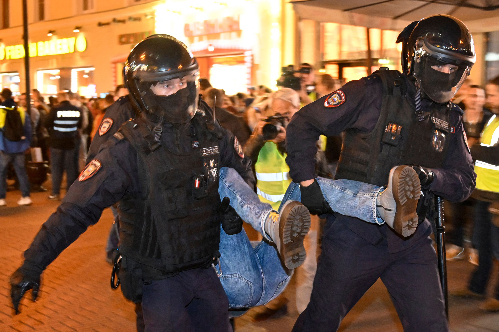 Protesta për të mos shkuar në luftë, më shumë se 1,300 të arrestuar në Rusi