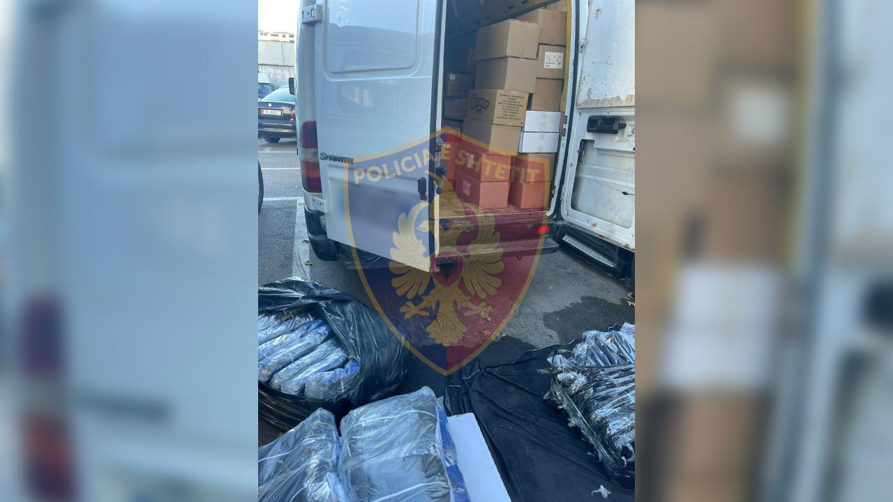 Mallra dhe veshje kontrabandë në Tiranë, arrestohet shoferi i furgonit, në kërkim pronari i dyqanit