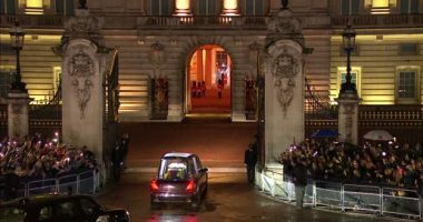 Arkivoli i Mbretëreshës mbërrin në Pallatin Mbretëror, pritet me brohoritje dhe duartrokitje