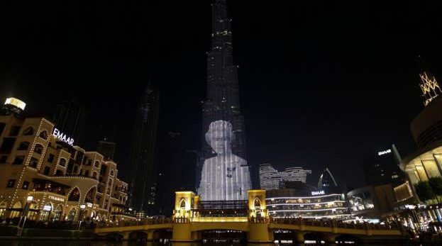 FOTO/ Burj Khalifa ndriçohet me portretin e Mbretëreshës Elizabeth