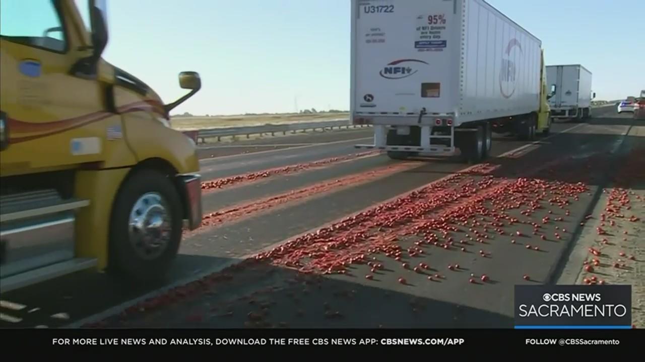 Aksidentohet kamioni, domatet “pushtojnë” autostradën