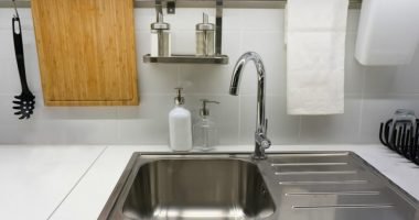 Mos e bëni më kurrë këtë gjë, ky zakon shkatërron lavamanin tuaj