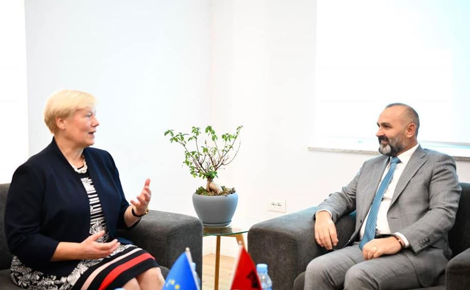 Ambasadorja e BE takon Manjën dhe Krajën: Mbështesim luftën kundër korrupsionit në nivelet e larta, riktheni besimin tek qytetarët