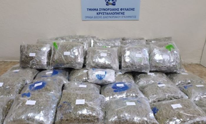 Tentuan të kalonin 52 kg lëndë narkotike drejt Greqisë, arrestohen dy shqiptarë, gruaja luante rolin e udhërrëfyteses