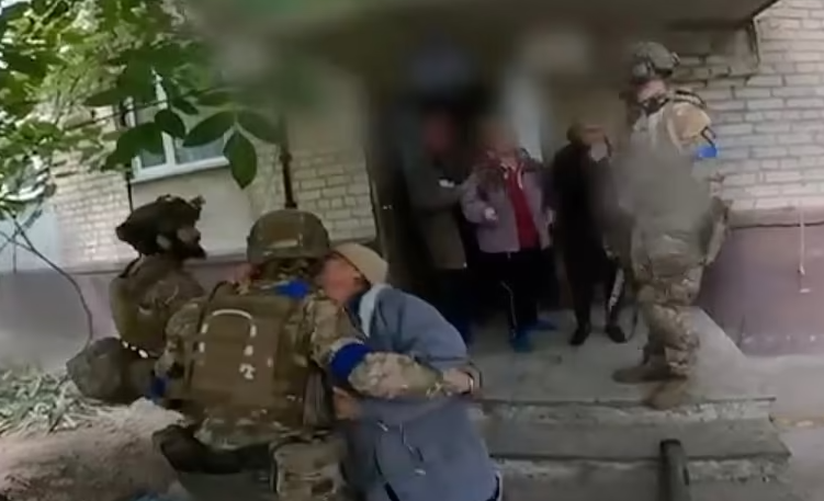 VIDEO/ Banorët përqafojnë të përlotur ushtarët ukrainas pas çlirimit të qytetit