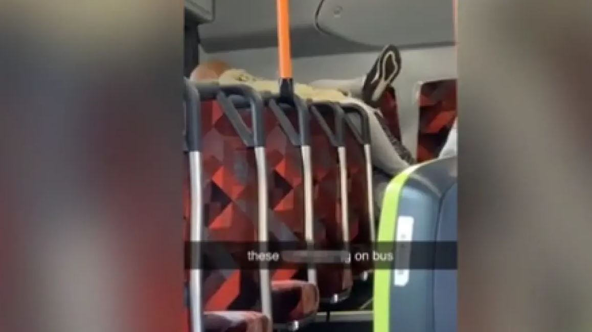 VIDEO/ Çifti bën seks në autobus, tërbohen pasagjerët