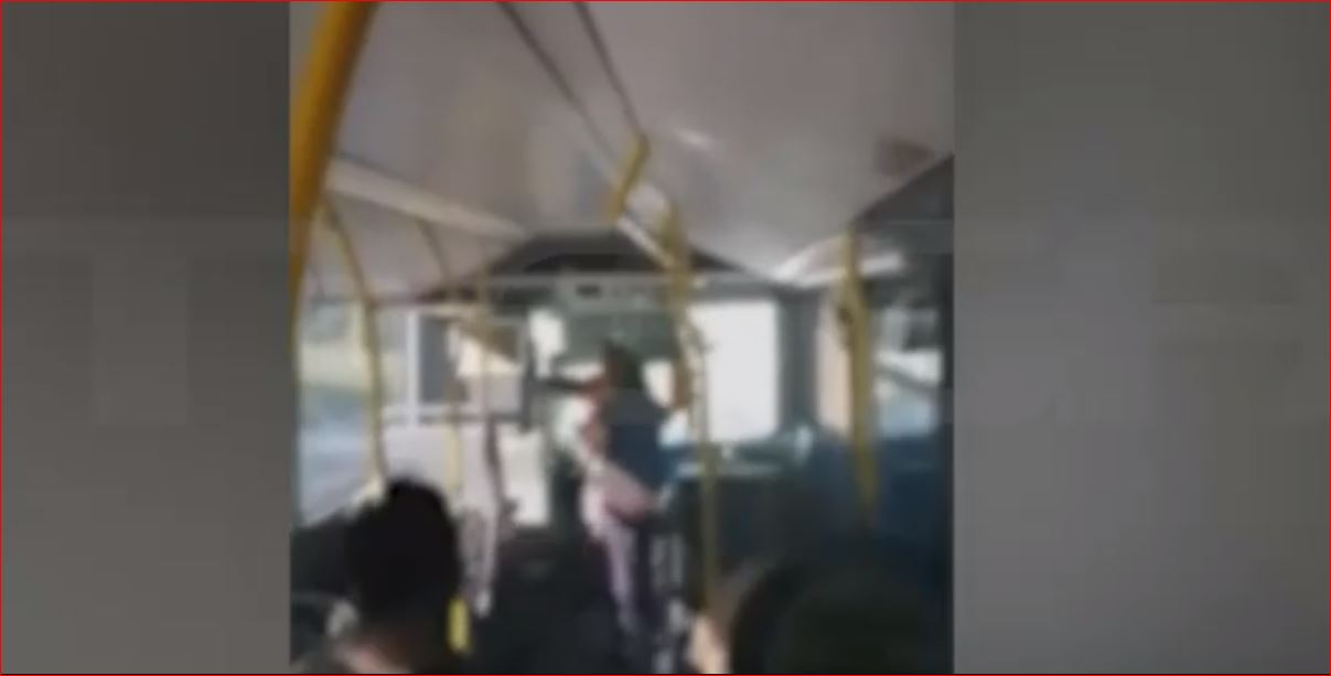VIDEO/ Plas grushti mes pasagjerit dhe shoferit në autobus
