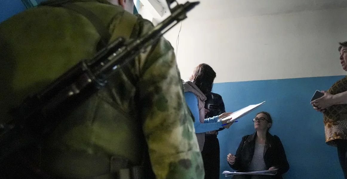 Rusët po kërcënojnë me armë ukrainasit për të votuar në referendume
