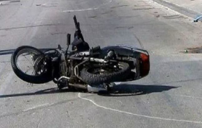 Traktori përplas motorin në Korçë, dy të vdekur