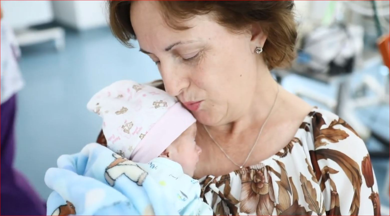 Emocionuese, 52-vjeçarja nga Prishtina bëhet nënë për herë të parë: Jam shumë e lumtur