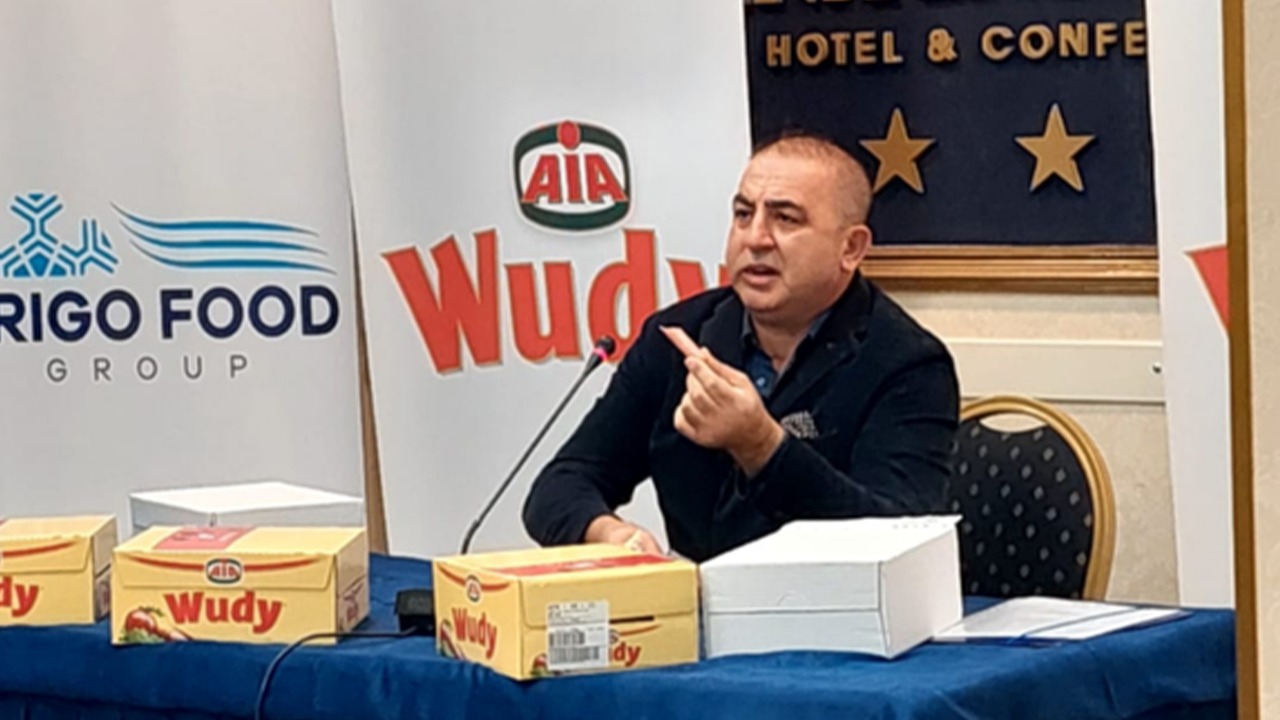 “Janë të sigurta”, importuesi i “Wudy” sfidon AKU-në, konsumon live salçiçen