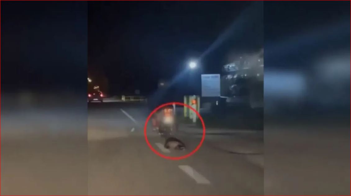 VIDEO/ Burri tërheq zvarrë me motor një baldosë