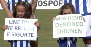 VIDEO/ Solidaritet në Klasiken e Shqipërisë, fëmijët me mesazhe sensibilizuese