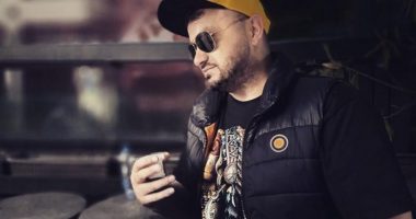 “Mbani armë me vete”, këngëtari shqiptar shpërthen ndaj kolegëve: I trajtojnë femrat si k*rva dhe pastaj protestojnë