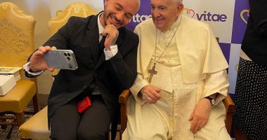 Këngëtari i njohur takon Papa Françeskun, bën “selfie-n” e veçantë