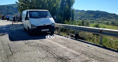 Aksident me vdekje në rrugën Peqin-Elbasan, furgoni përplas motoçikletën