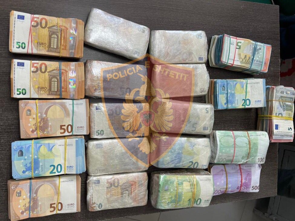 Iu gjetën 218 885 euro të padeklaruara në automjet dhe një sasi verë e kontrabanduar, arrestohet 50-vjeçari në Vlorë