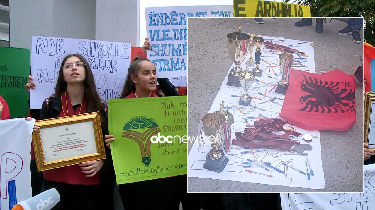“Na shkatërruat çdo ëndërr”, nxënësit e “Mehmet Akif” protestojnë para Ministrisë së Arsimit kundër vendimit për mbylljen e shkollës