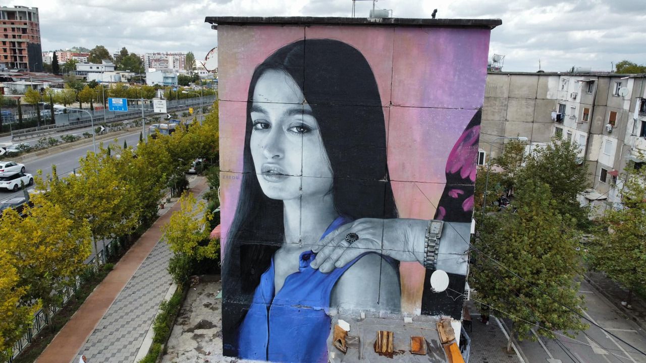 FOTOT/ Artistja e njohur franceze realizon muralen në kryeqytet, Veliaj:  Tirana zgjohet me art!