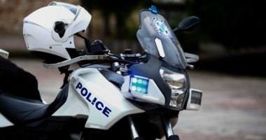 Motori përplaset me makinën, vdes polici në Greqi