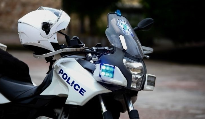 Motori përplaset me makinën, vdes polici në Greqi