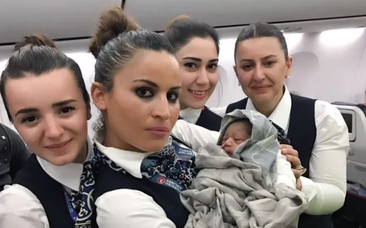 Një foshnje e lindur në avion gjatë fluturimit merr bileta falas për gjithë jetën nga linja ajrore
