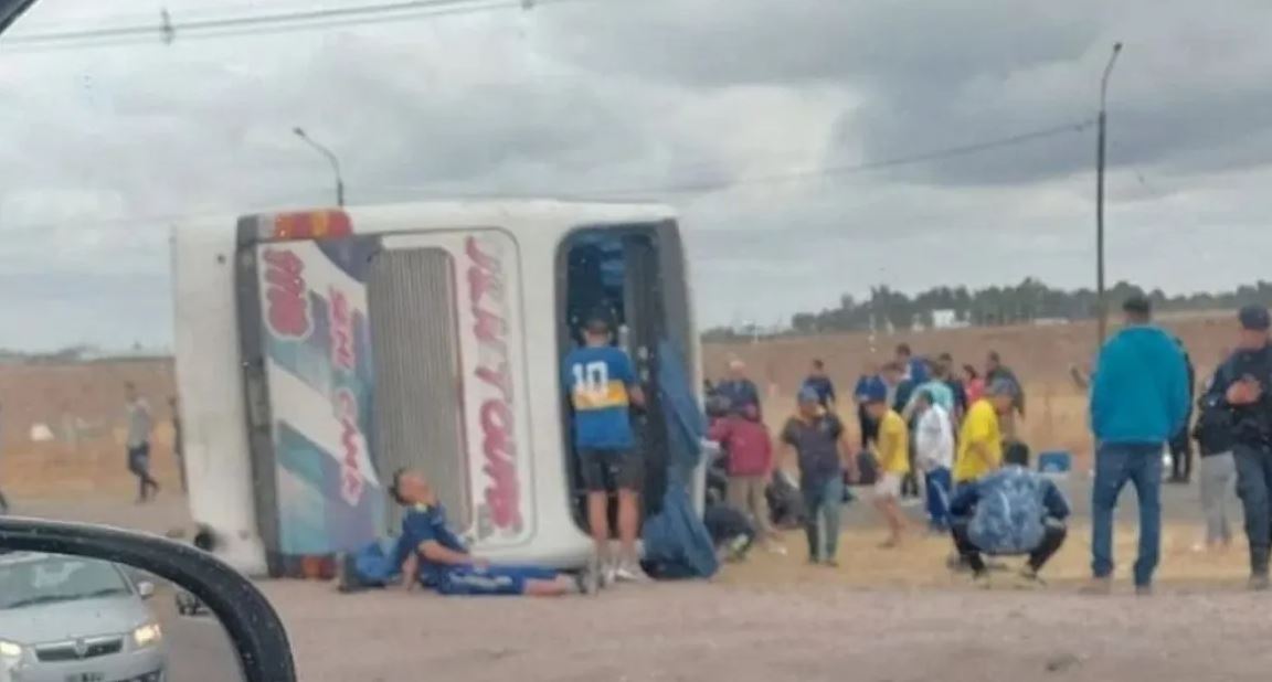 Boca Juniors: Autobusi përmbyset, një tifoz humb jetën dhe disa të plagosur