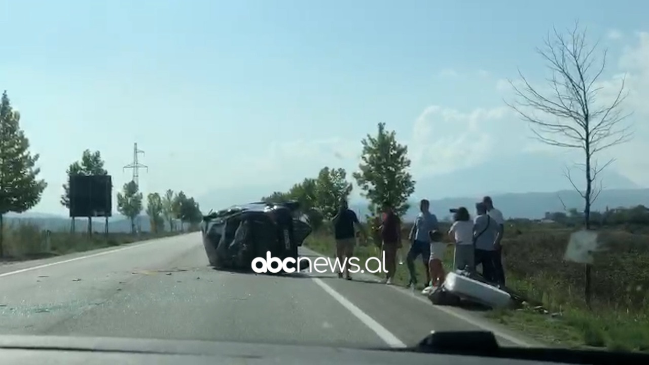 VIDEO/ Aksident i rëndë në Fier, makina përmbyset në mes të rrugës