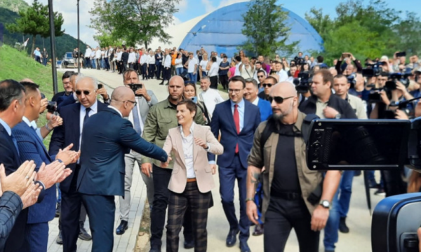 Bërnabiç mbërrin në veri të Kosovës, serbët e presin me pankarta