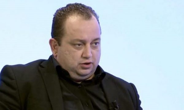 Dhunoi gruan në sy të fëmijëve, arrestohet moderatori shqiptar