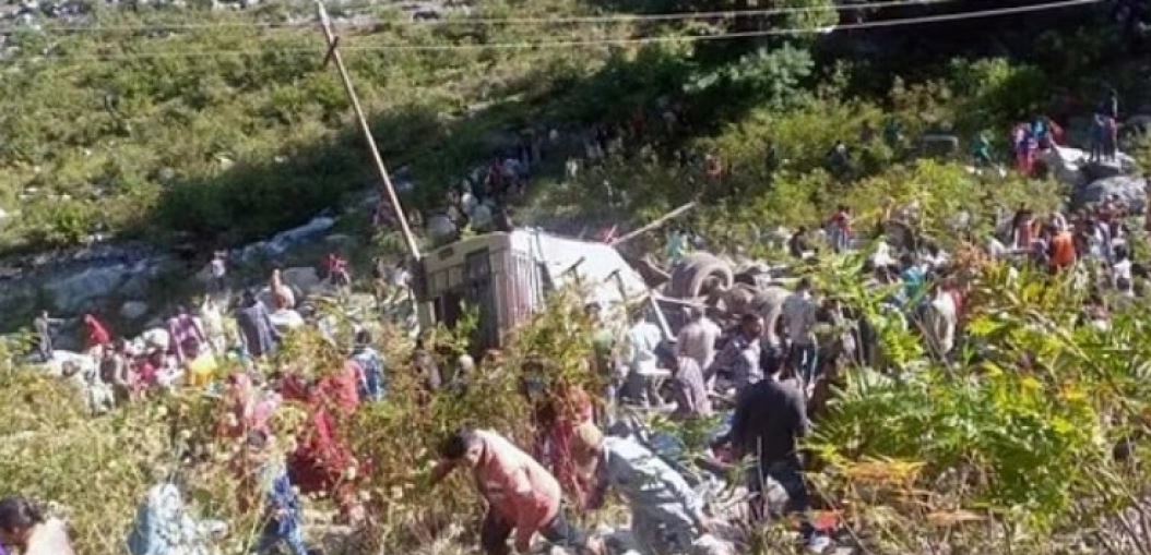 Autobusi bie në humnerë, 11 të vdekur dhe 29 të plagosur në Indi