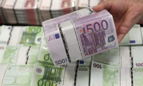 Shqiptarët e Kosovës kanë mbi 5 miliardë euro nëpër banka