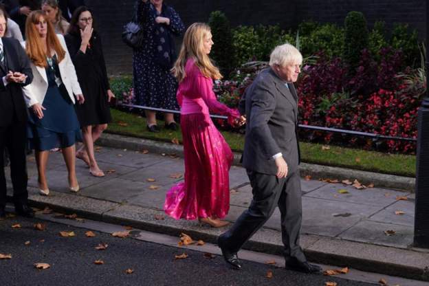 Boris Johnson dorëzon detyrën, me bashkëshorten për dore largohet nga Downing Street