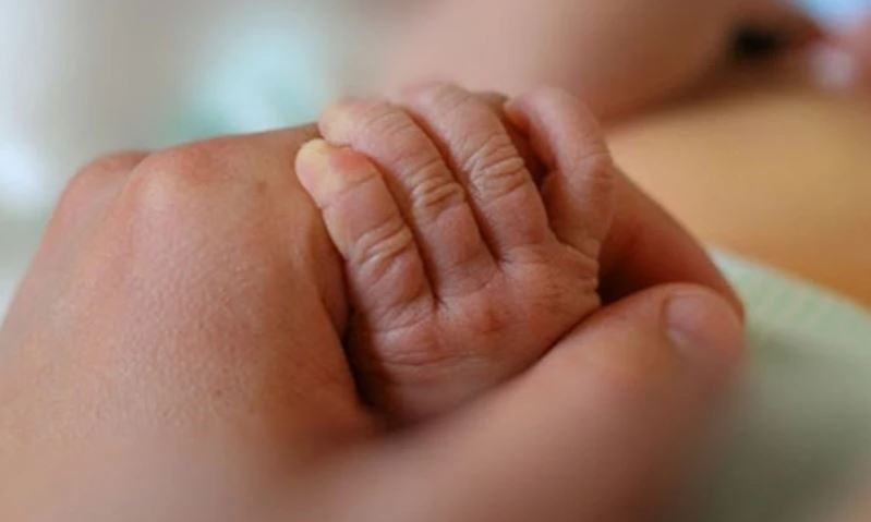 Ndodh në Greqi, babai kyç foshnjën në makinë për tu larë në rehatinë e tij në det