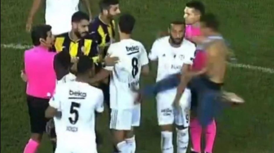 VIDEO/ Ndodh në Turqi, tifozi vendas futet në fushë dhe godet lojtarët e Besiktas
