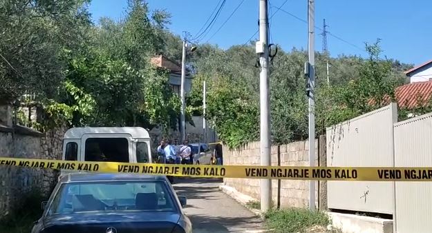 E rëndë në Elbasan, 55-vjeçari plagos me thikë gruan dhe komshiun