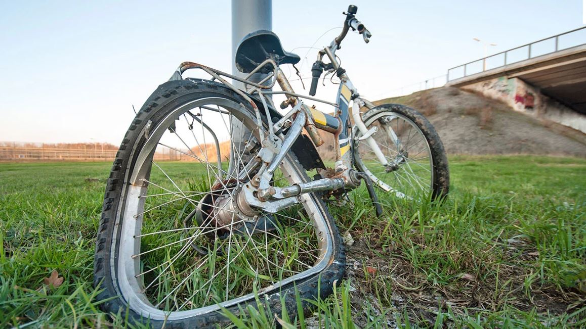 “Kokë më kokë”, 15-vjeçari humbi jetën pas një përplasjeje me biçikletë me mikun e tij