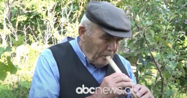 Pasioni për fyellin, 87-vjeçari ruan traditën e familjes