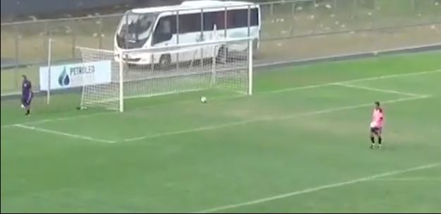 VIDEO/ Pamje virale nga Brazili ku shënohet autogol me dashje, klubi shkarkon dy lojtarë