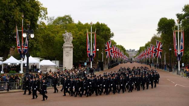 Lamtumira për Mbretëreshën, nis ceremonia për Elizabeth II